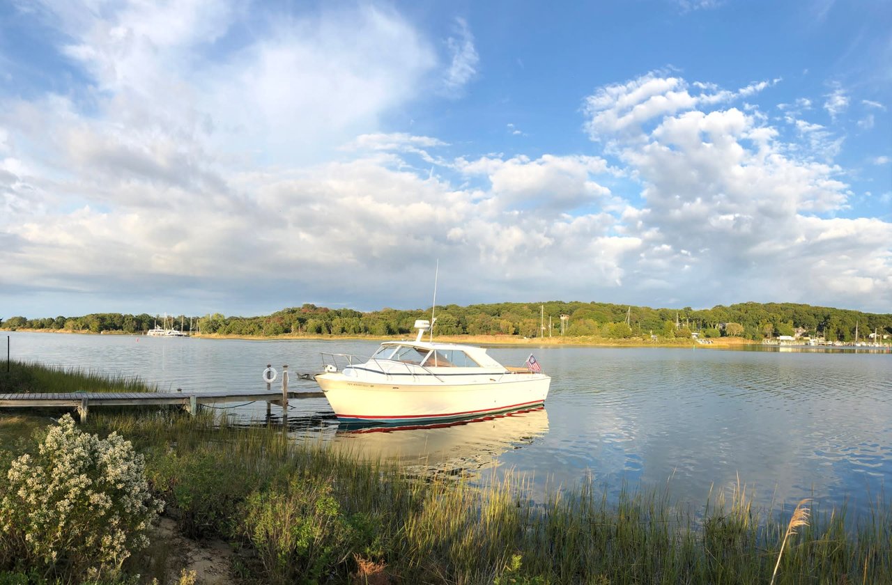 Modern Waterfront with Dock in East Hampton 