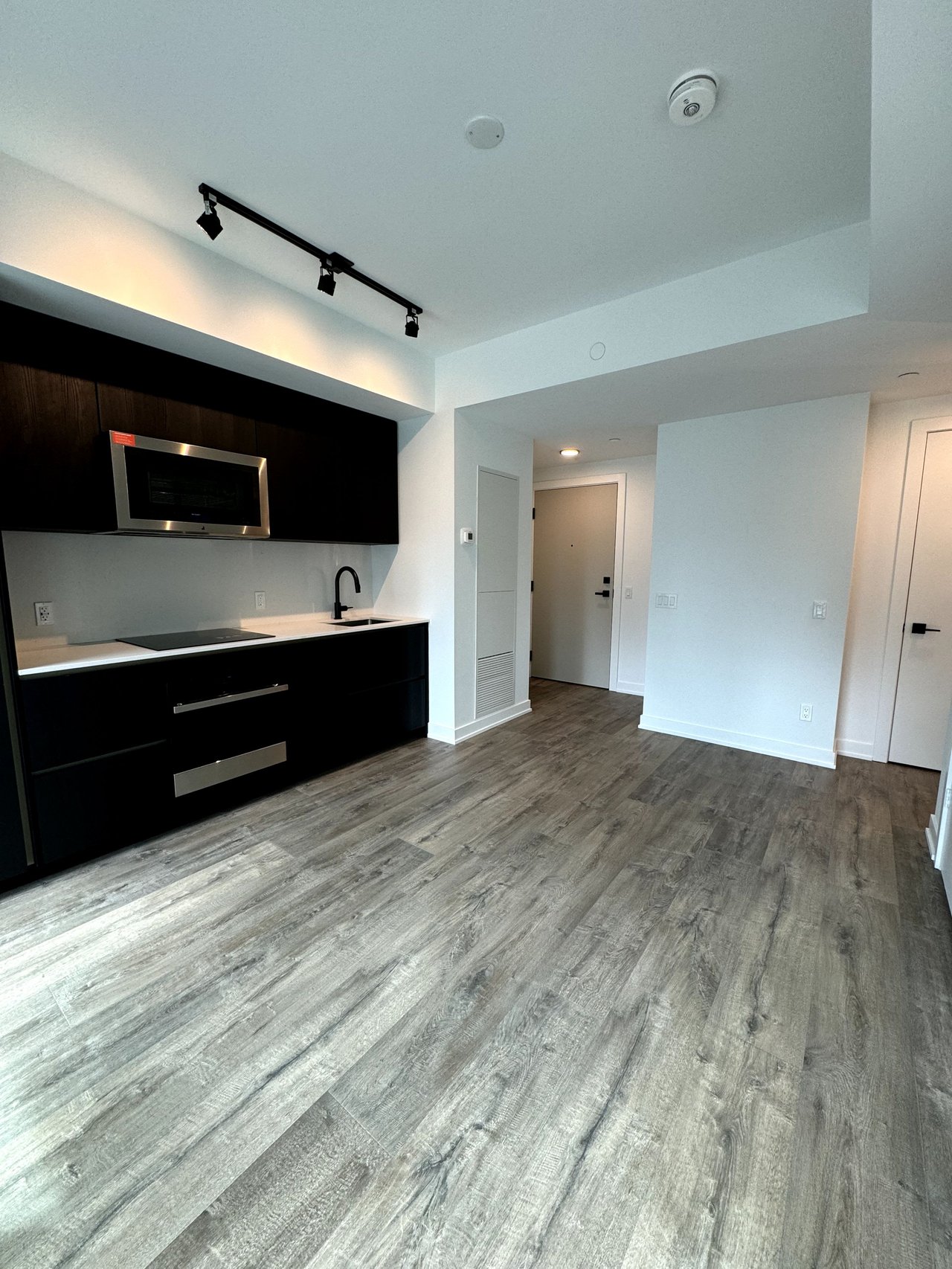 327 King St W Unit: 2501