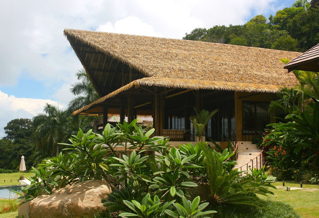 A MONEY MAKER! Location, home, guest cabins, with a SUCCE$$FUL exclusive distribution agency!