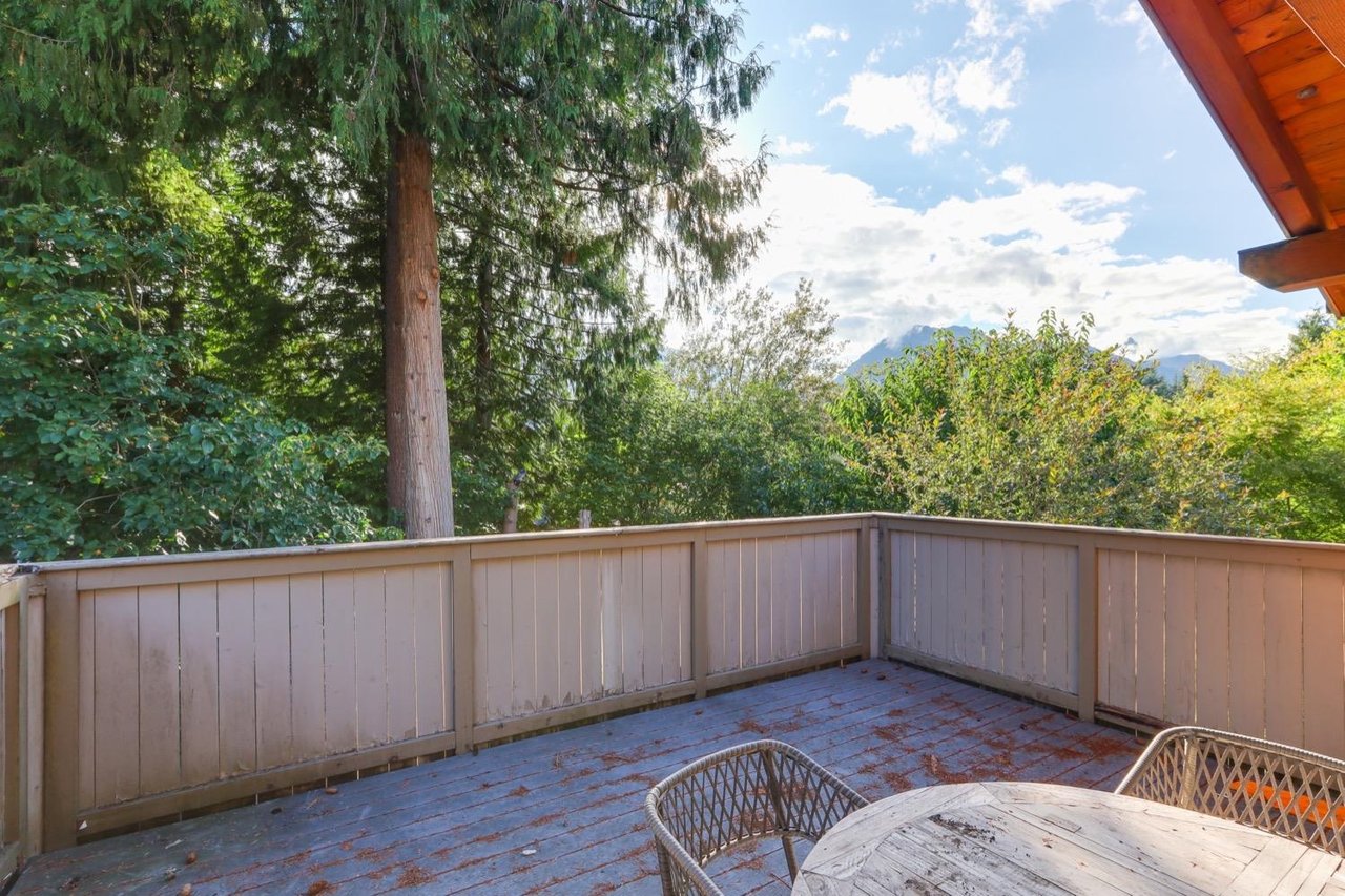 2552 Jura Cres