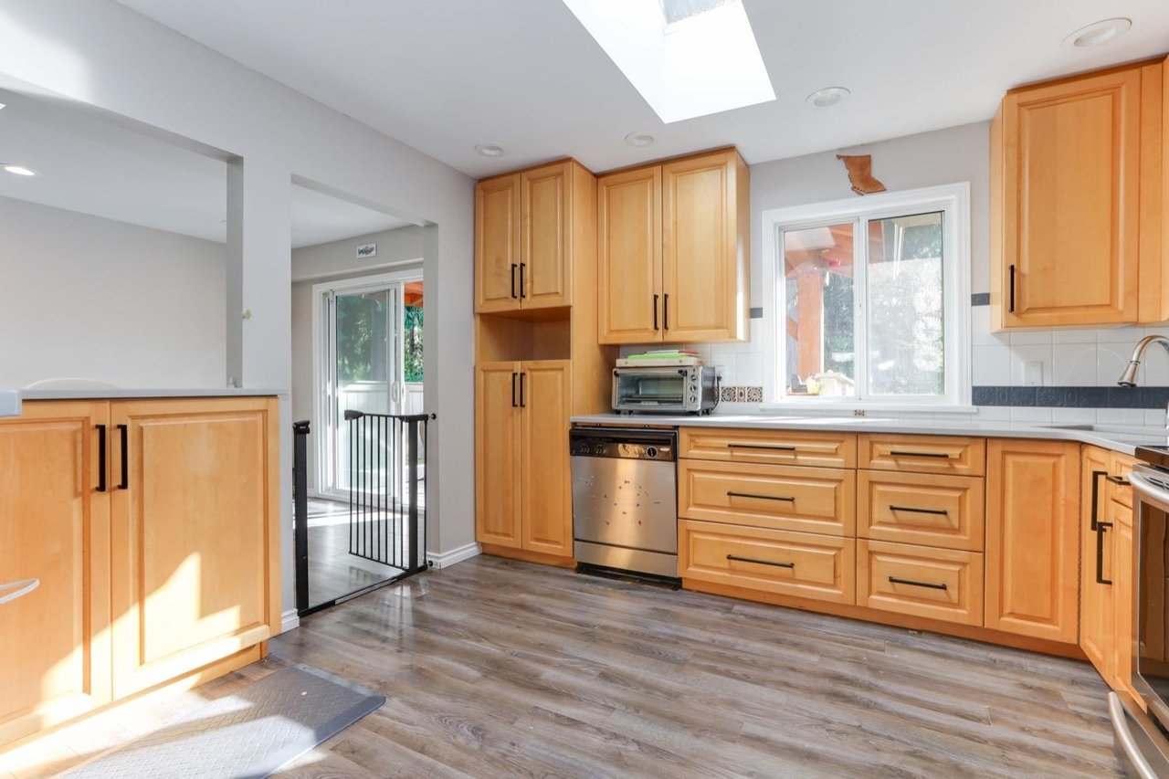 2552 Jura Cres