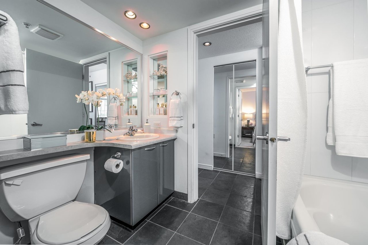 702-1068 Hornby Street, Vancouver