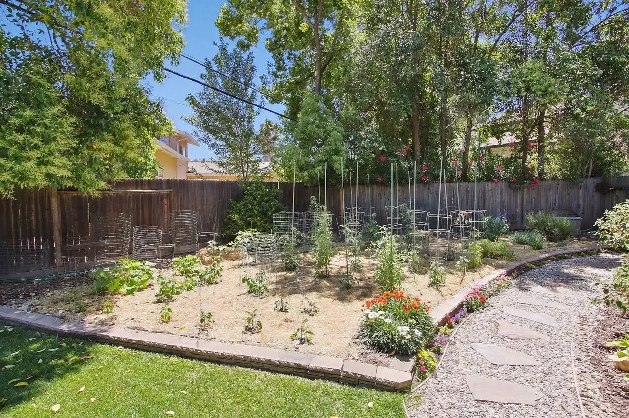 3861 Robie Lee Way