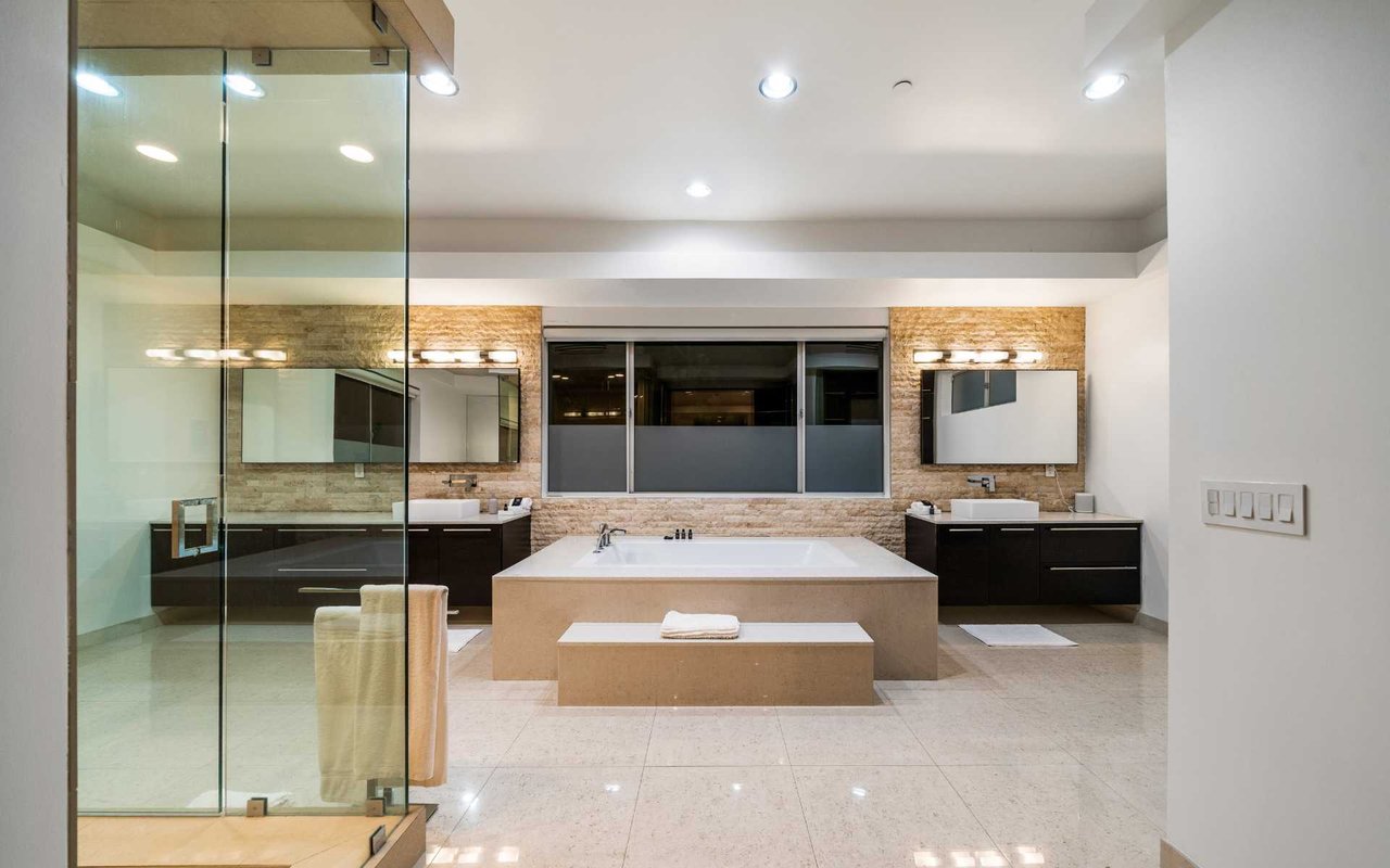 Travis Modern Mansion - Brentwood