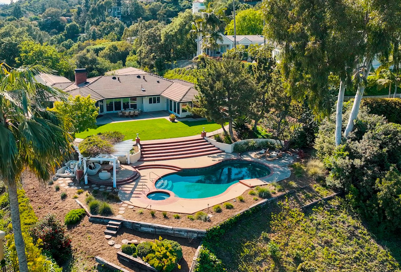 Magnificent Home Located on A Secluded Knoll at Linda Vista Hills, Pasadena