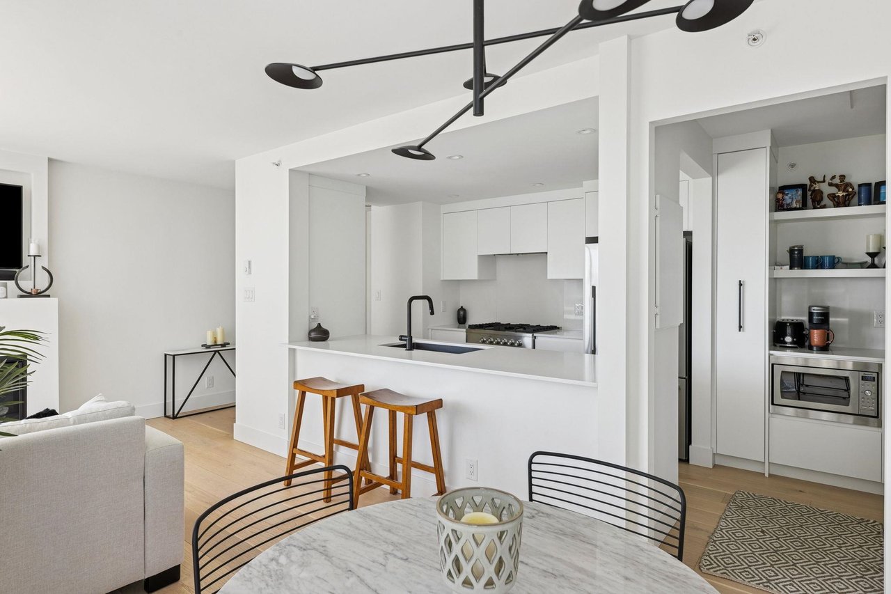 801-1077 Marinaside Cres