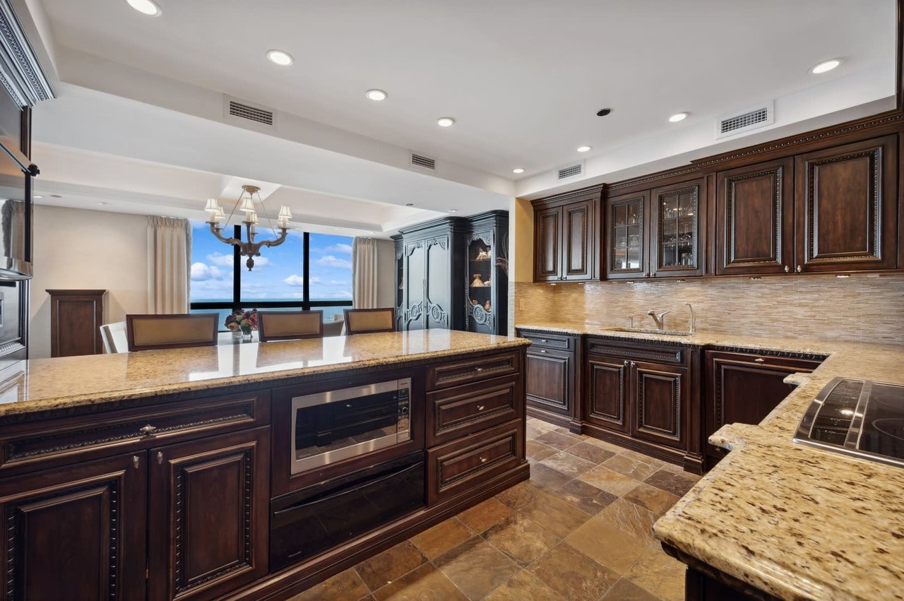 180 E PEARSON Street Unit: 4504