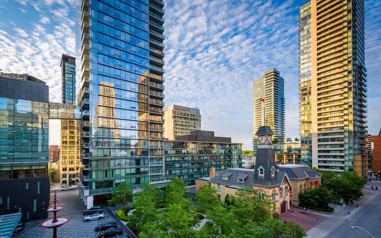 buildings and park in Yorkville City