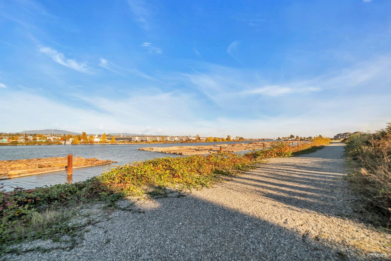 711-10033 River Dr