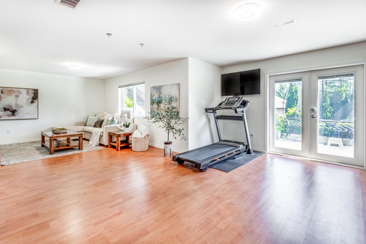 12 Greenleaf Dr