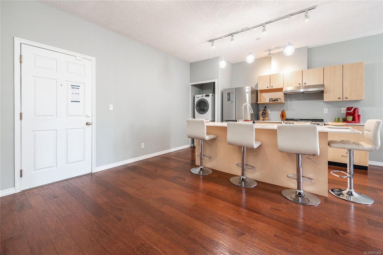 303-2823 Jacklin Rd