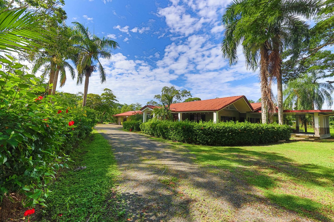 La Casona, 5 BDR Home Close To Quepos Town 