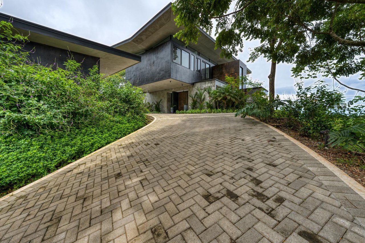 Architectural Whale Tail Villa, Dominical, Puntarenas