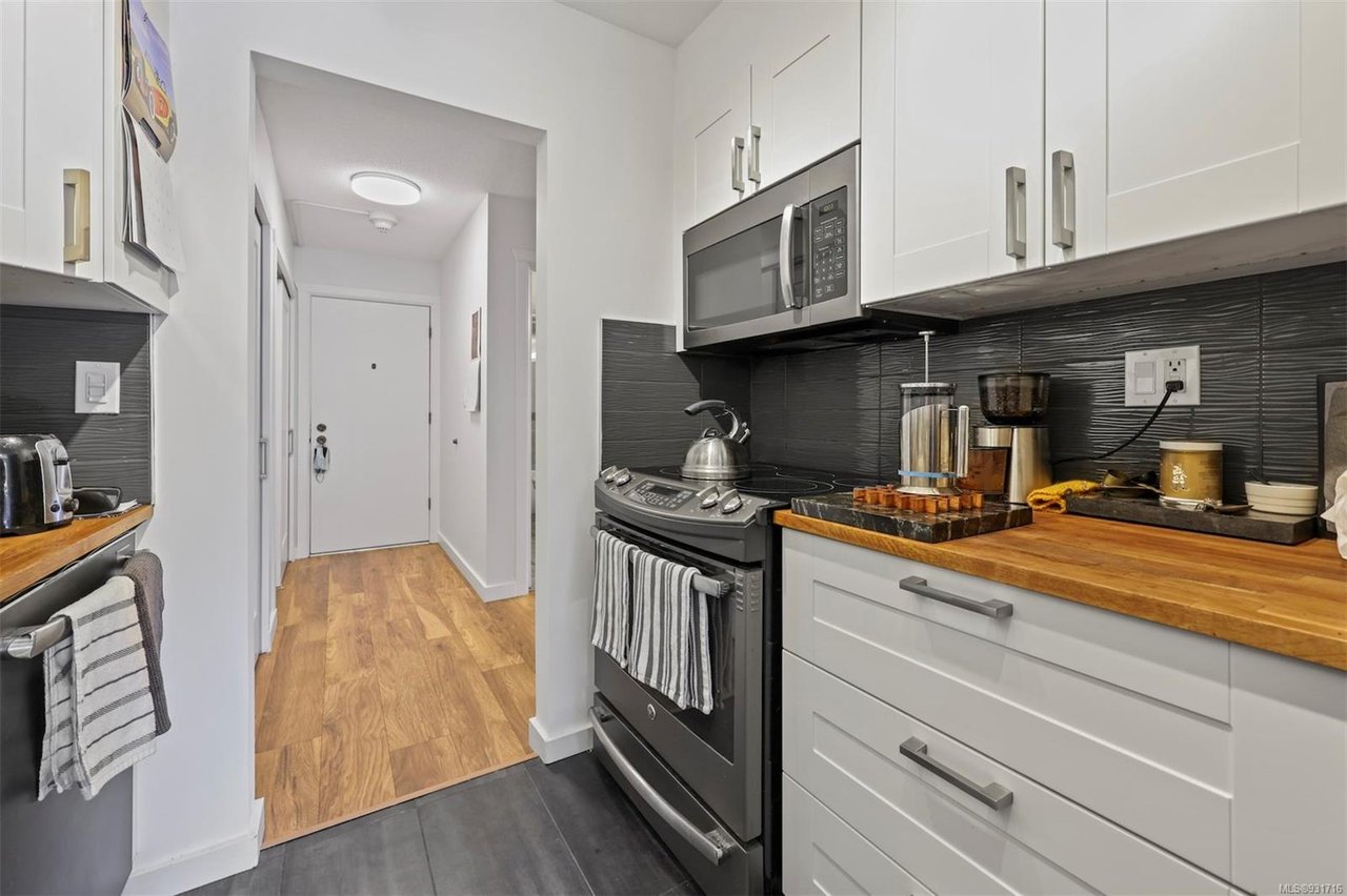 205-545 Rithet St
