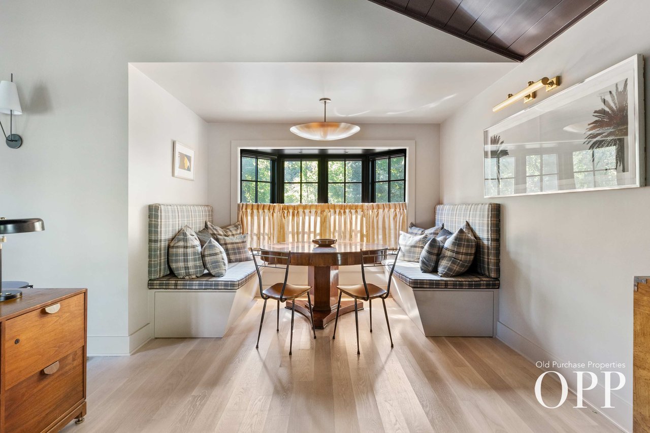 CHIC LIVING AWAITS