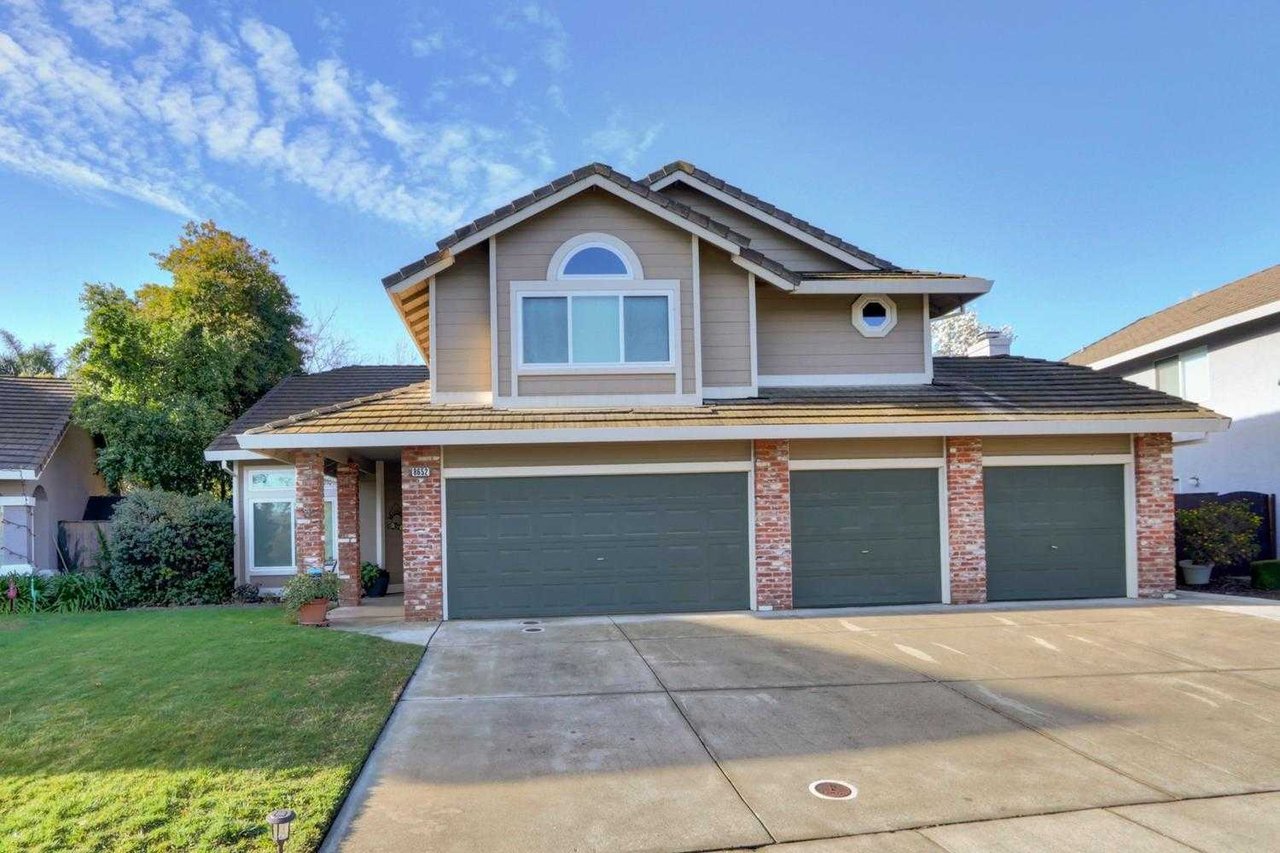 8652 WHITE PEACOCK Way
