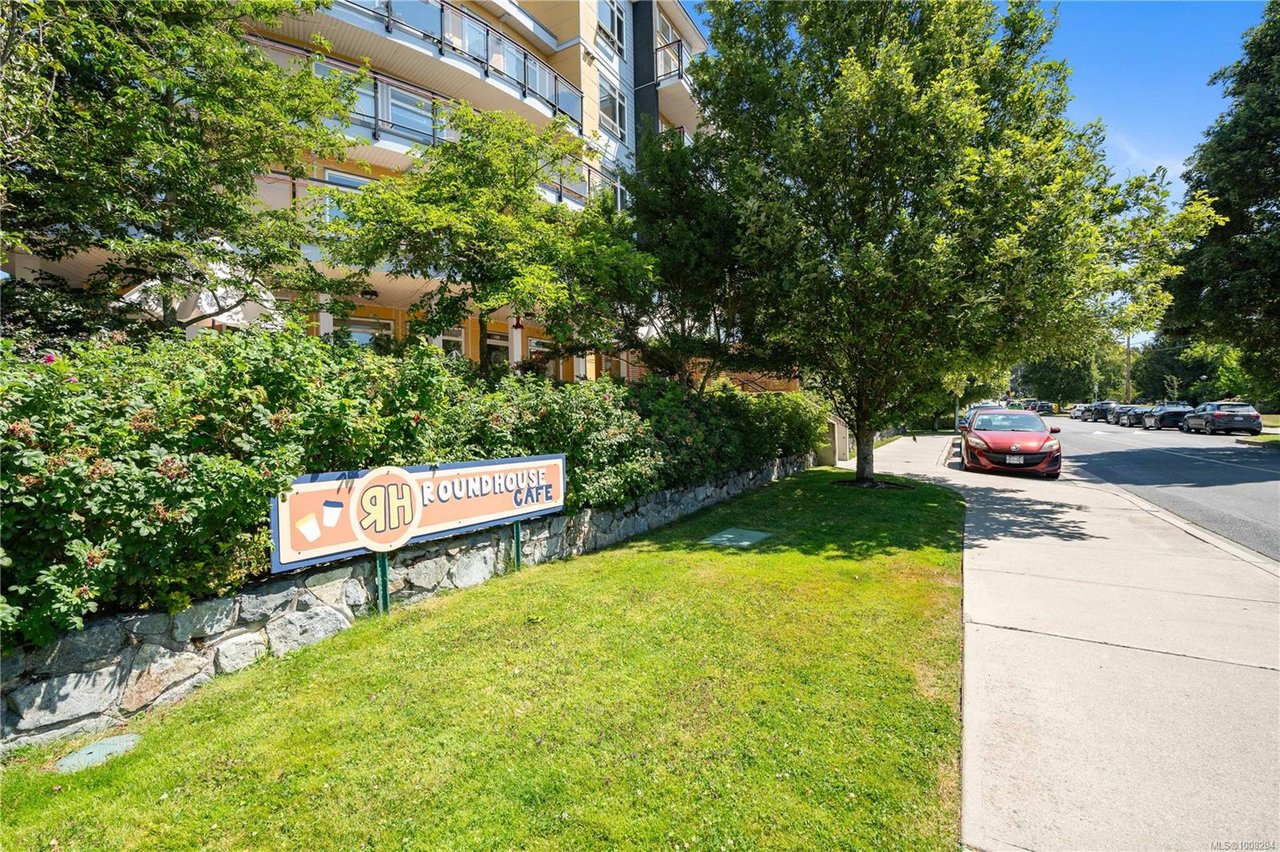 106-935 Cloverdale Ave, Saanich