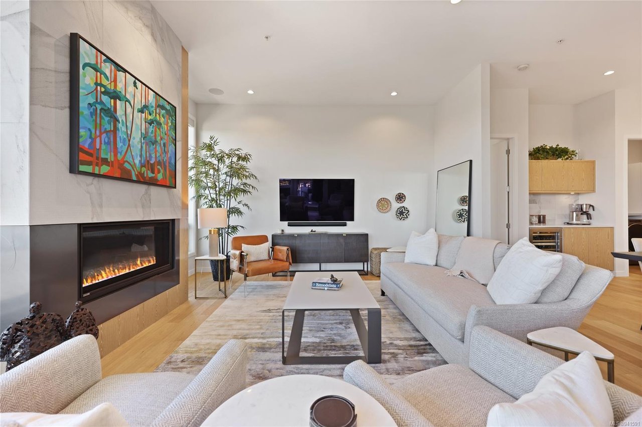 403-1018 Pentrelew Pl
