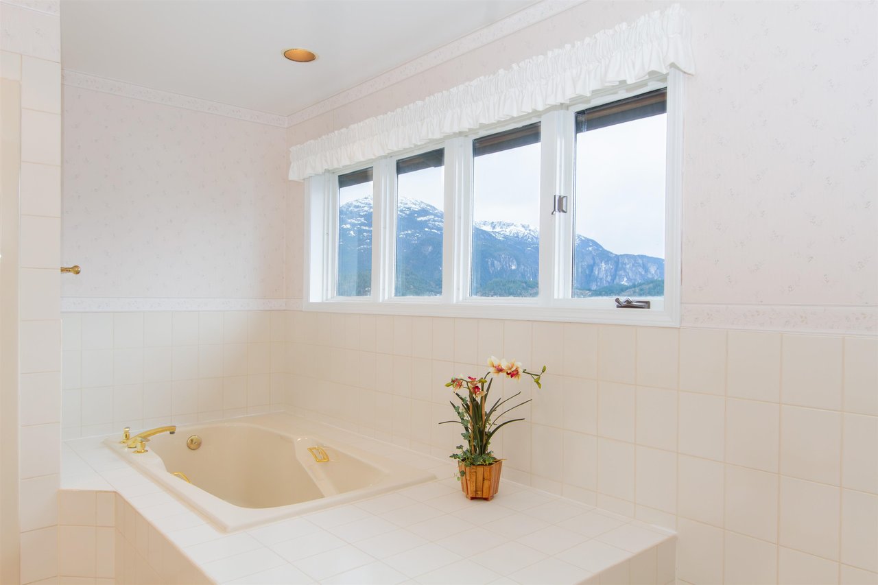 1021 Glacier View Dr