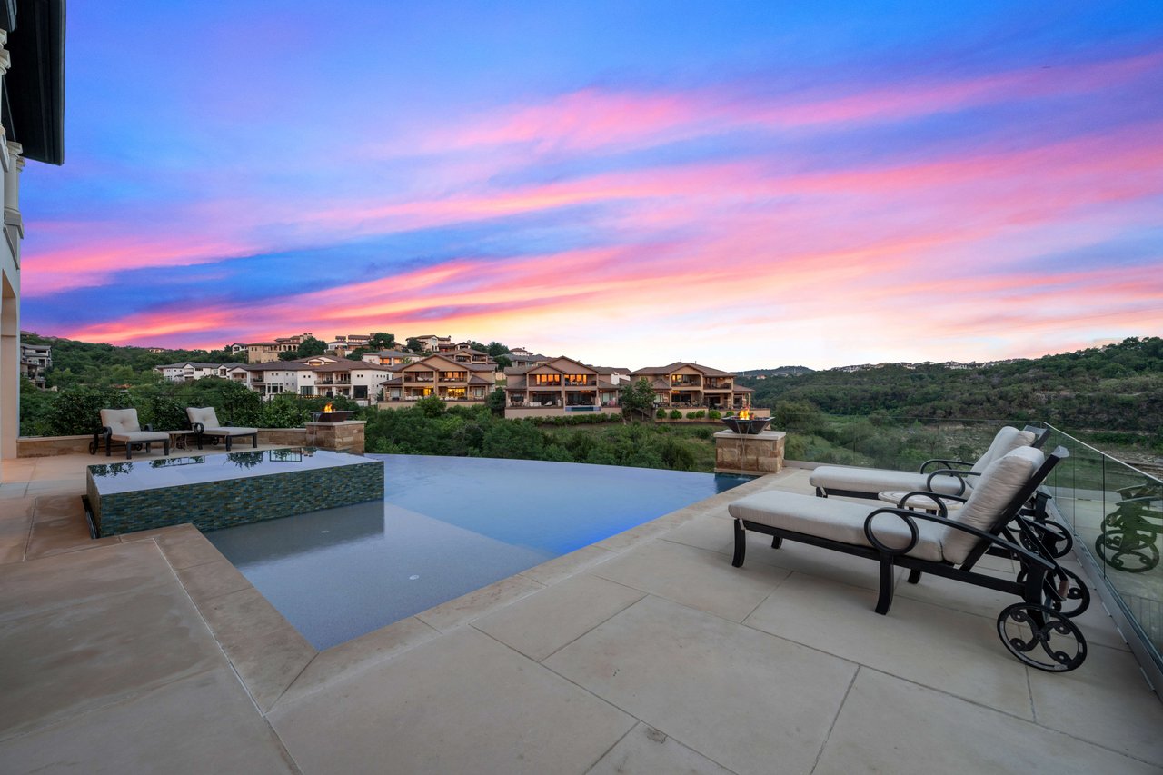 Luxurious Lakefront Villa