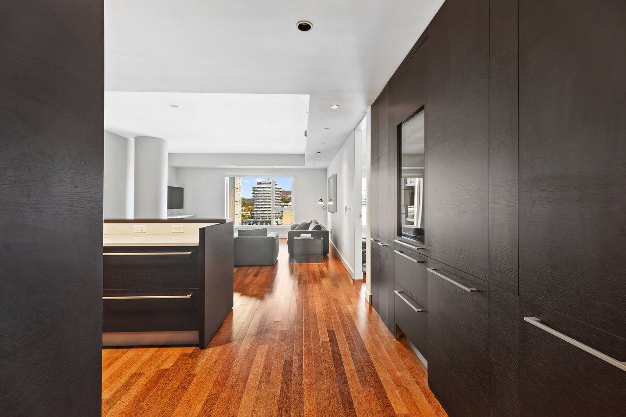 SUPER CHIC "W" RESIDENCE IN HOLLYWOOD
