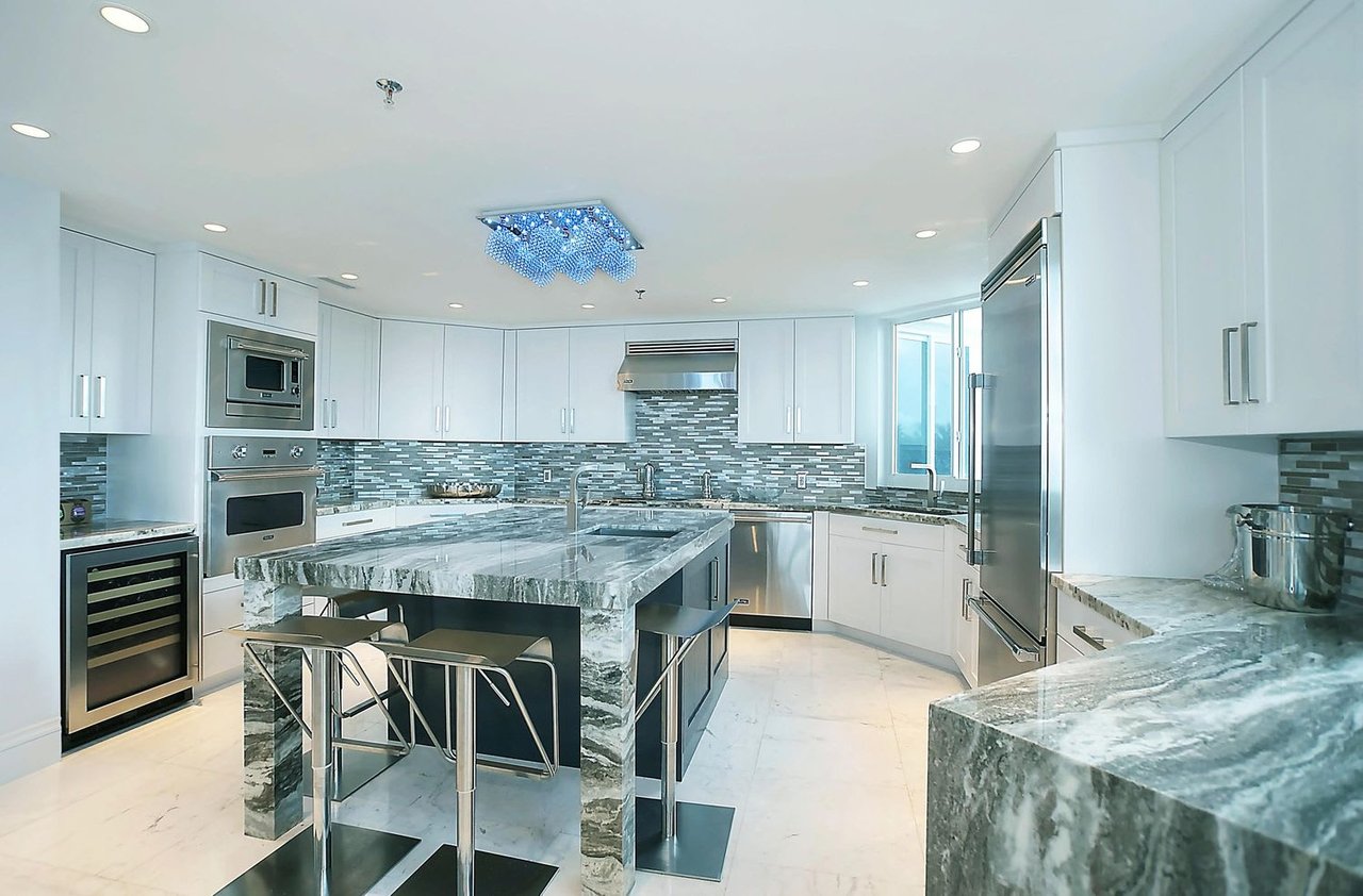 1073 Hillsboro Mile, #5N