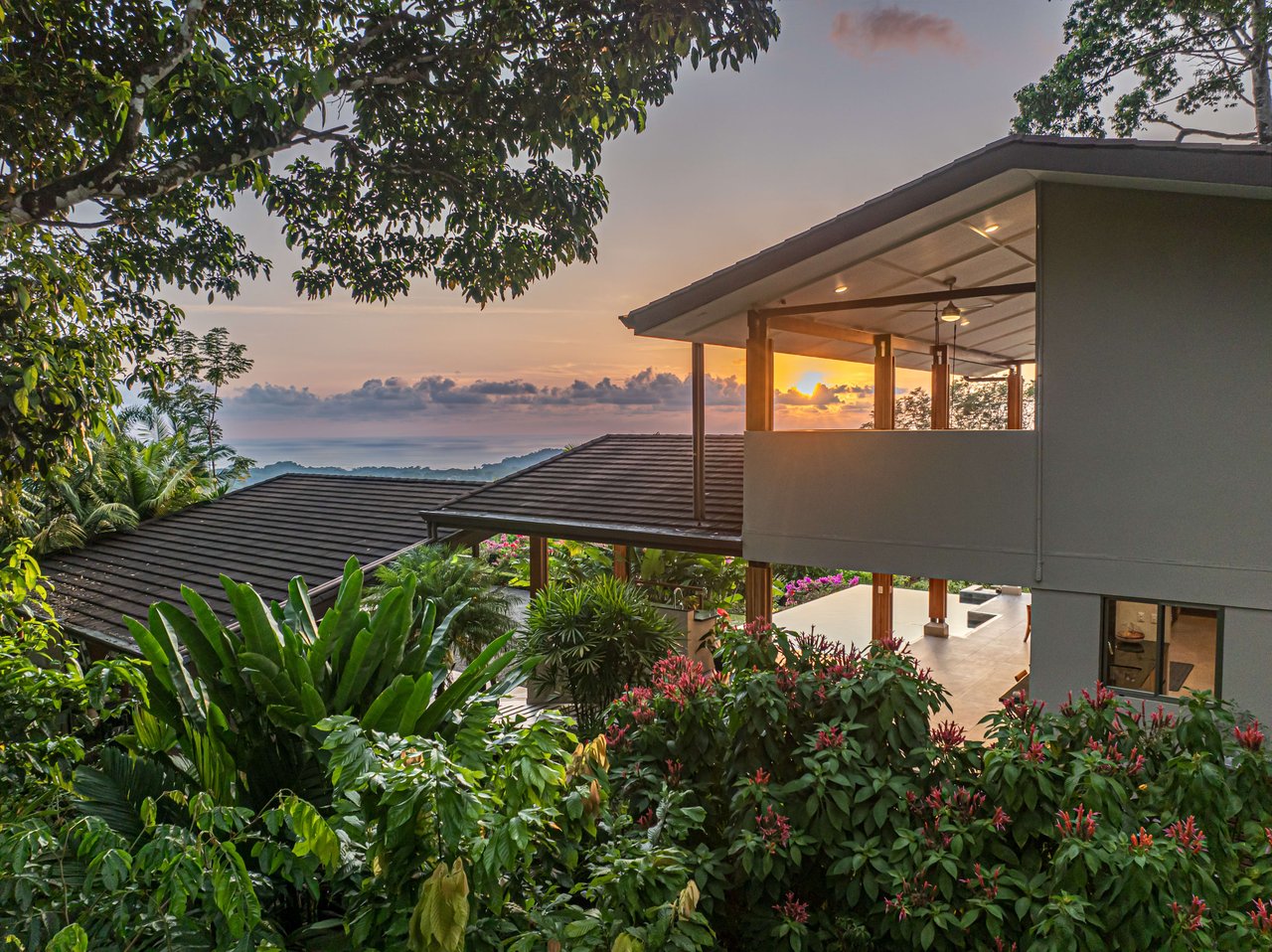 Jaw Dropping Sunset Views , With Easy Access, Private Casa Bella