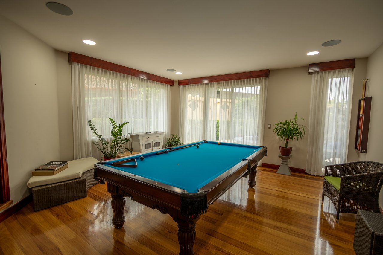 Classic Luxury Pool Estate, Curridabat, San Jose