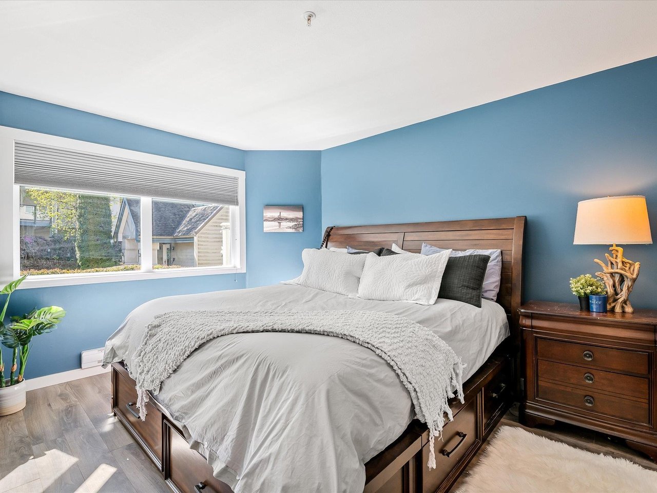 102-1460 Pemberton Ave