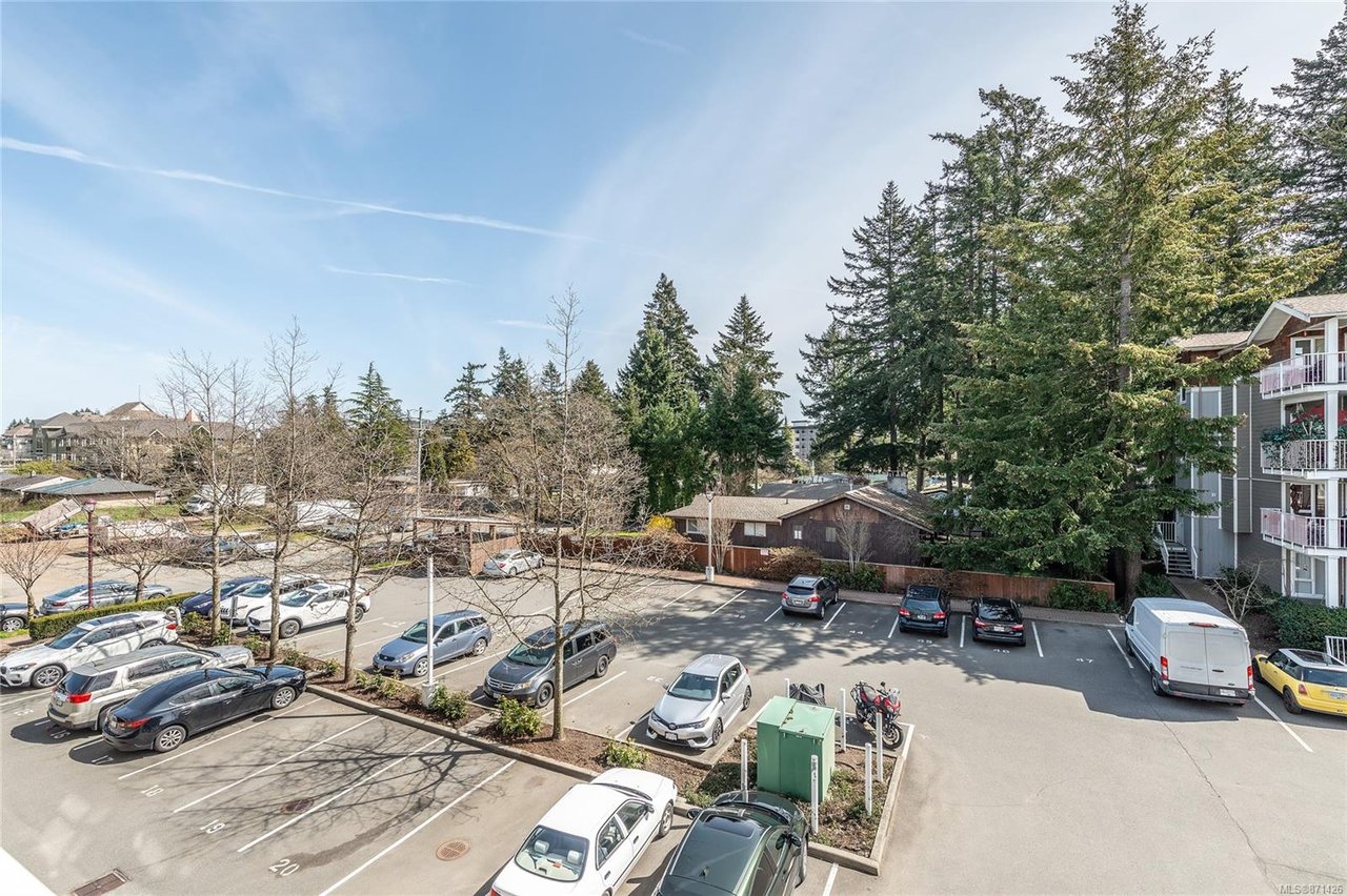 303-2823 Jacklin Rd