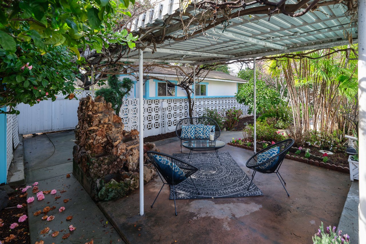 2570 Las Lunas Street
