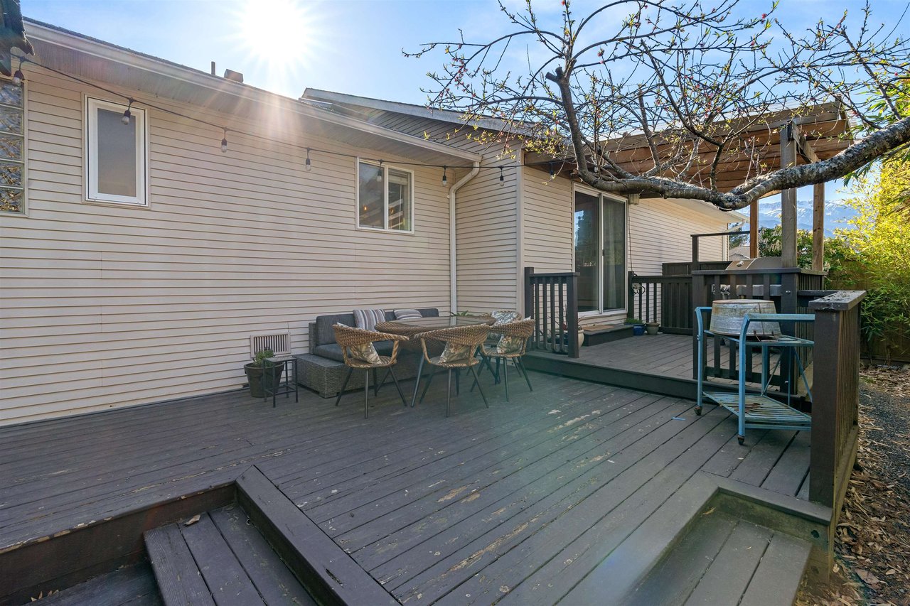 1050 Edgewater Cres