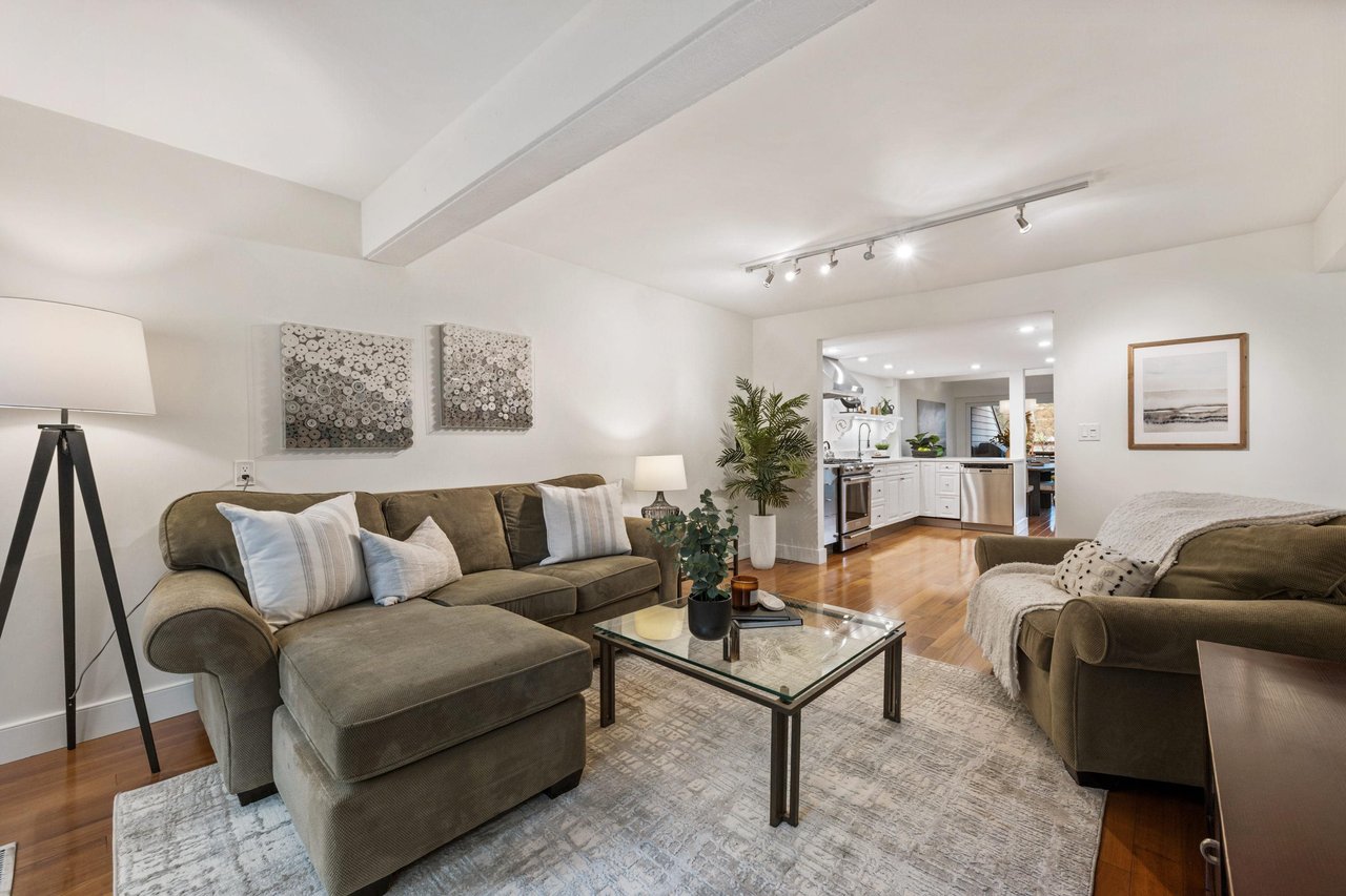 25-4957 Marine Dr