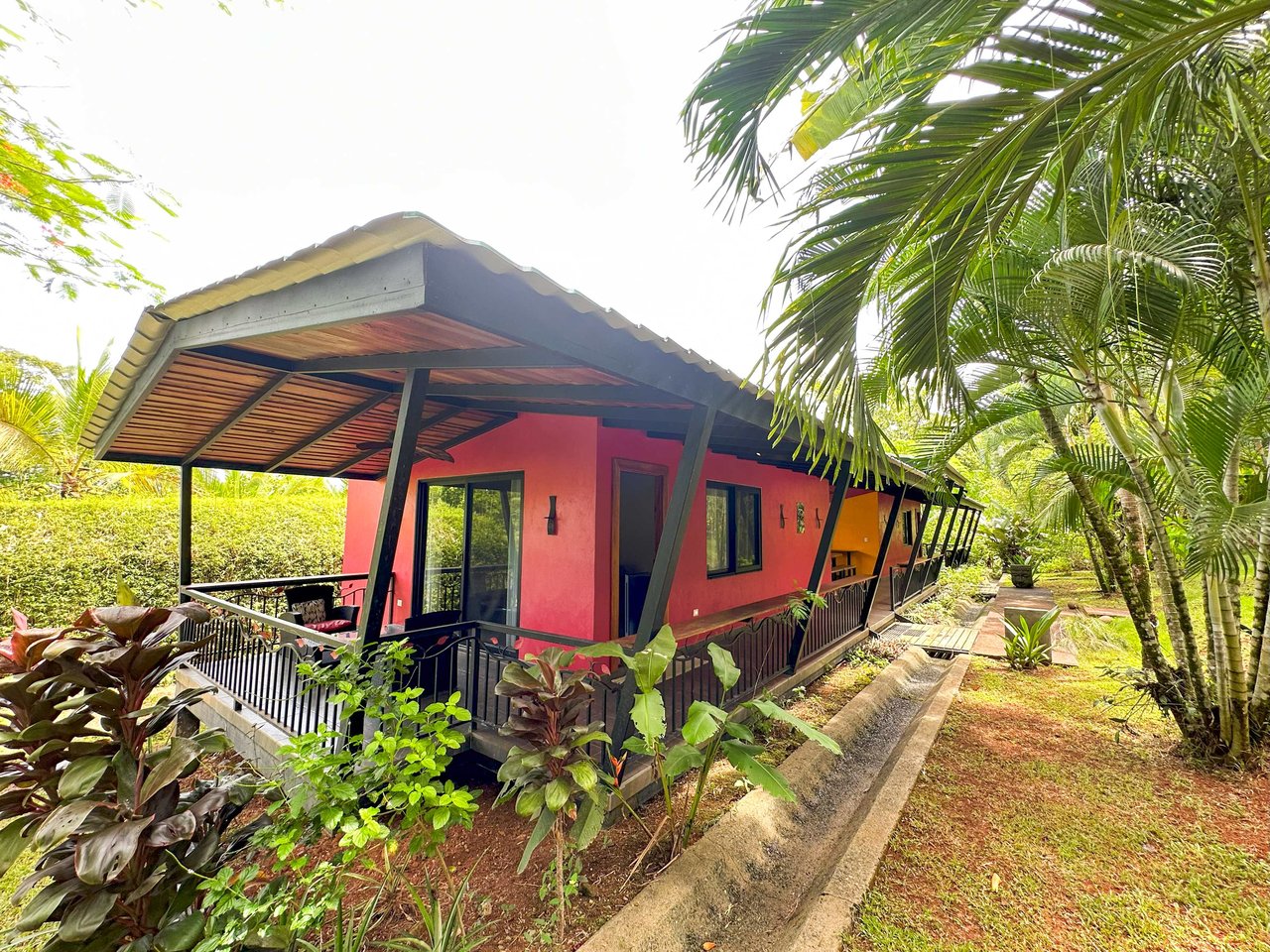 3 Cabins, A restaurant, A 3 Bed House And Multiple Plantels In The Heart Of Ojochal