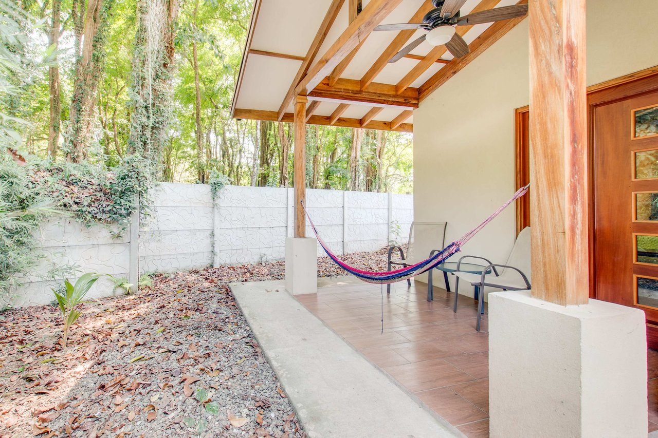A highly-rated and high-occupancy resort with a hotel, cabins, on-site restaurant and a pool an easy 5-minute walk from PLAYA UVITA and Marino Ballena National Park!
