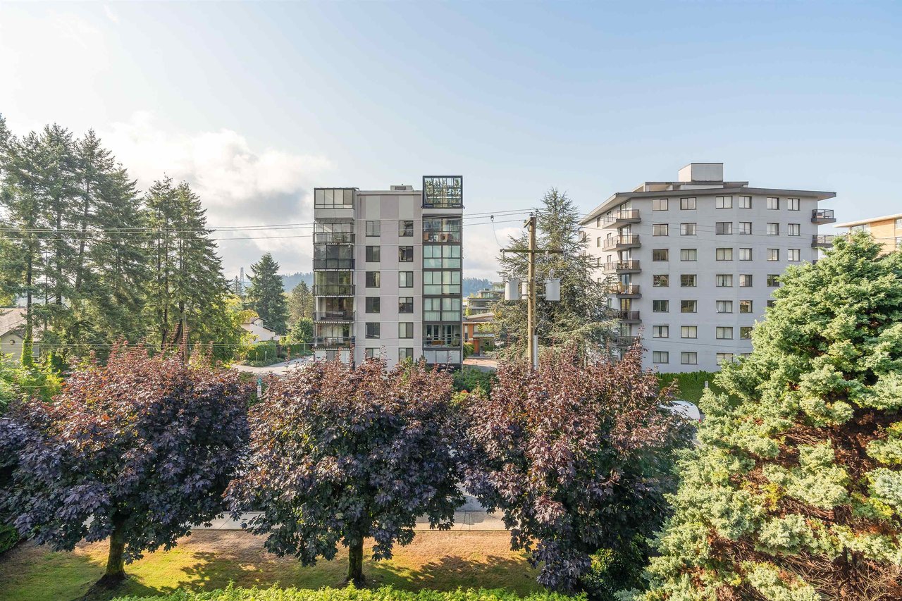 302-555 13th Street, West Vancouver