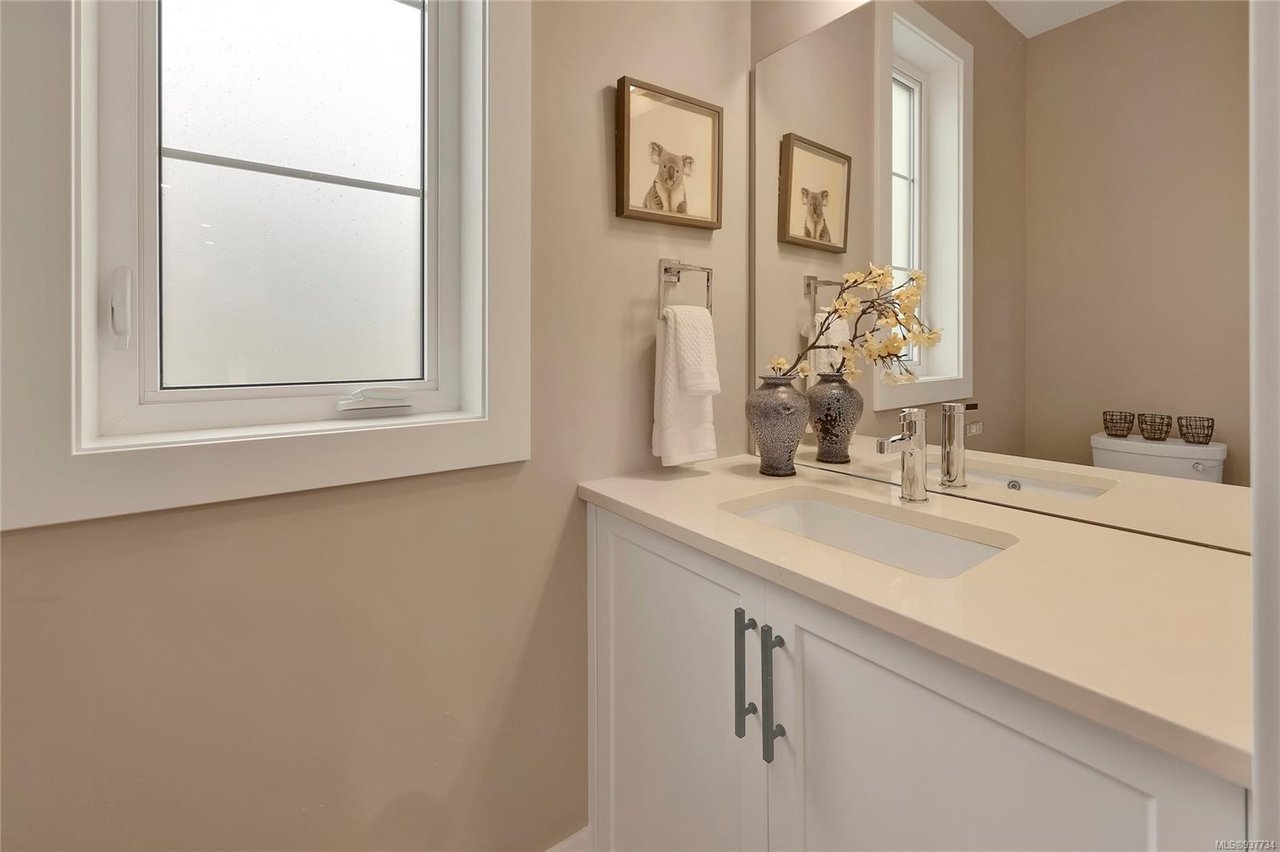 1-1048 Tillicum Rd, Esquimalt