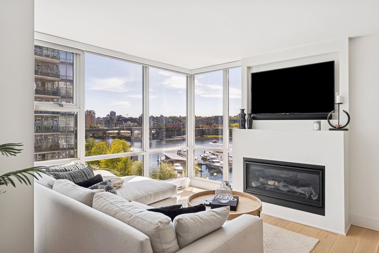 801-1077 Marinaside Cres