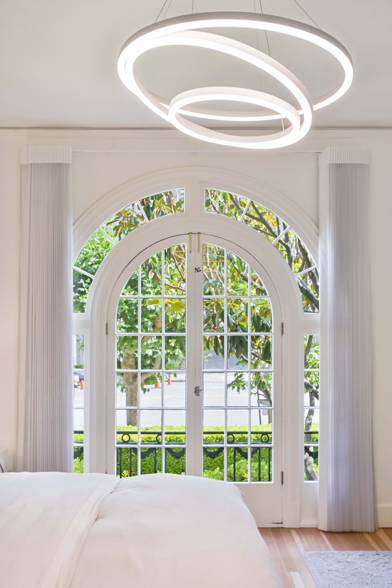 Grand Scale Pacific Heights Apartment