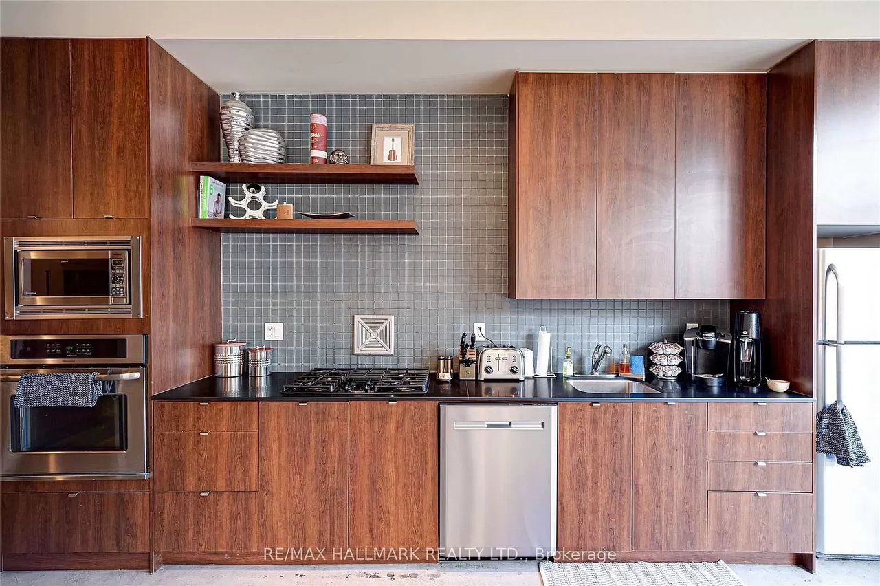 302 - 19 Brant St