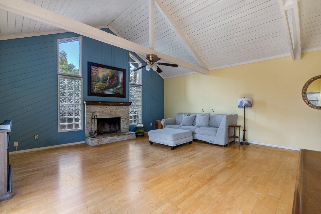 1002 Pepper Tree Ln