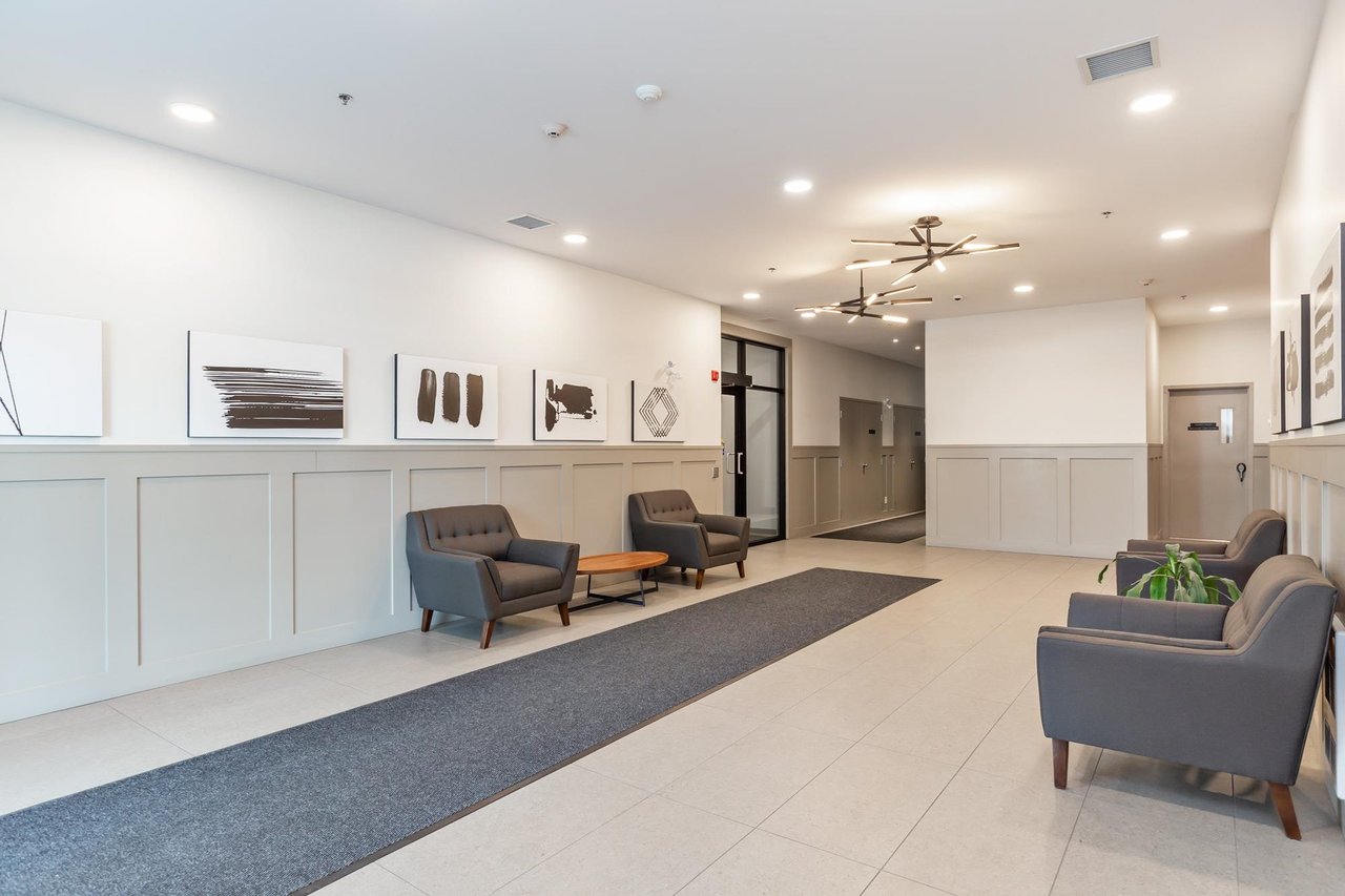413-2493 Montrose Ave
