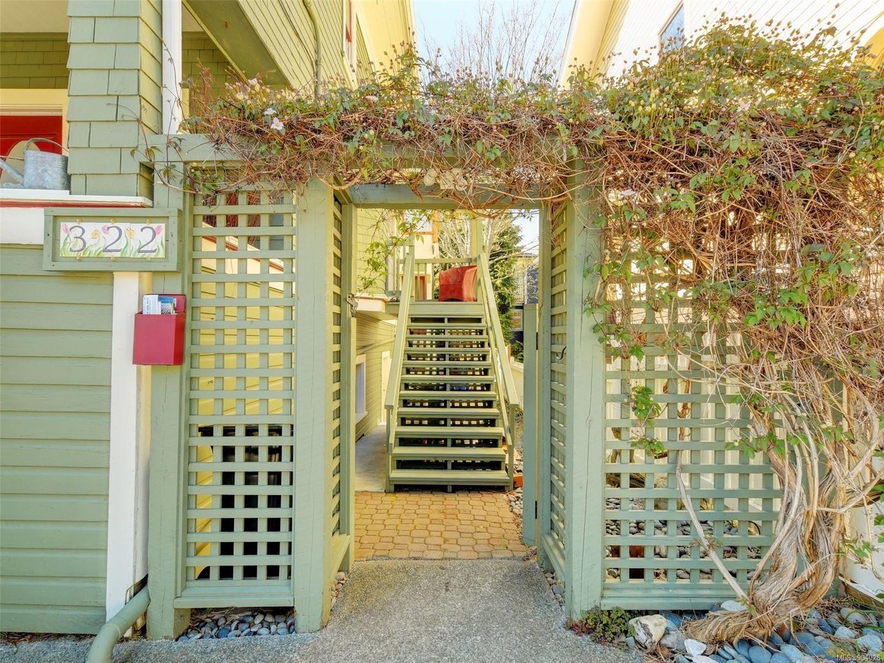 320 Moss St