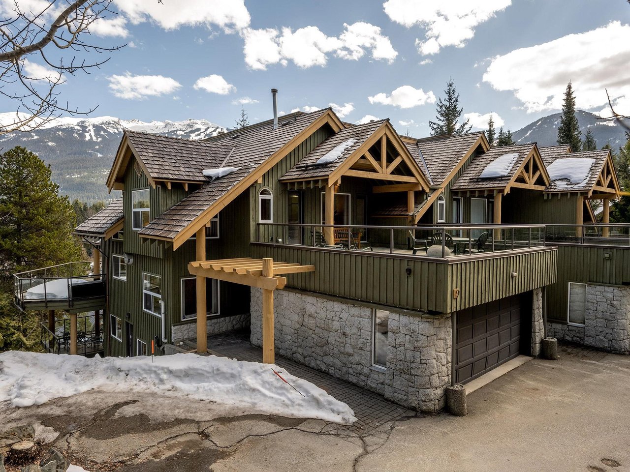 9-3554 Falcon Cres