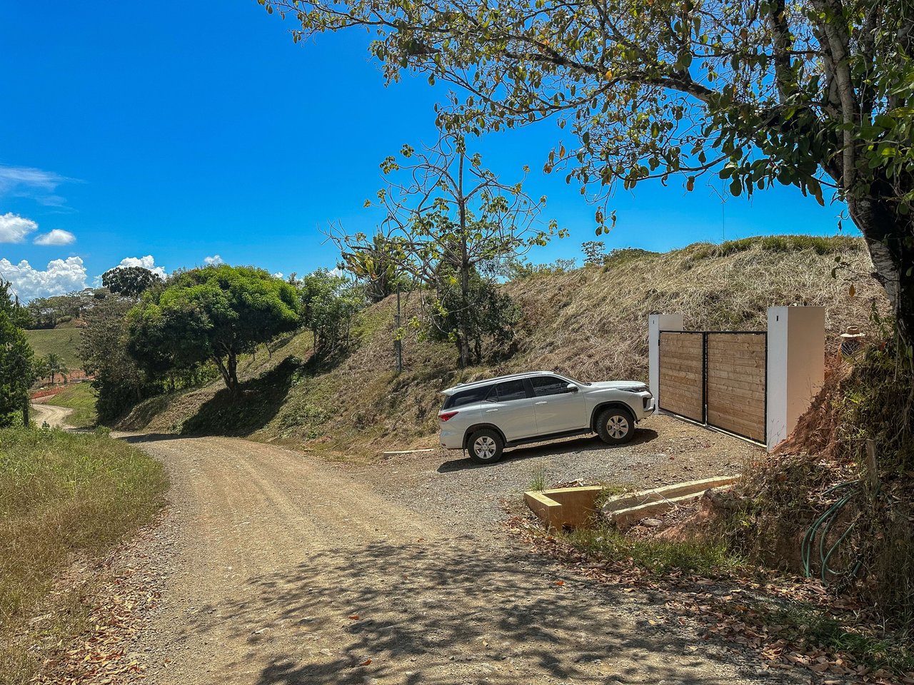 An elevated, prepared river lot with 360-degree ocean, mountain, valley and jungle views