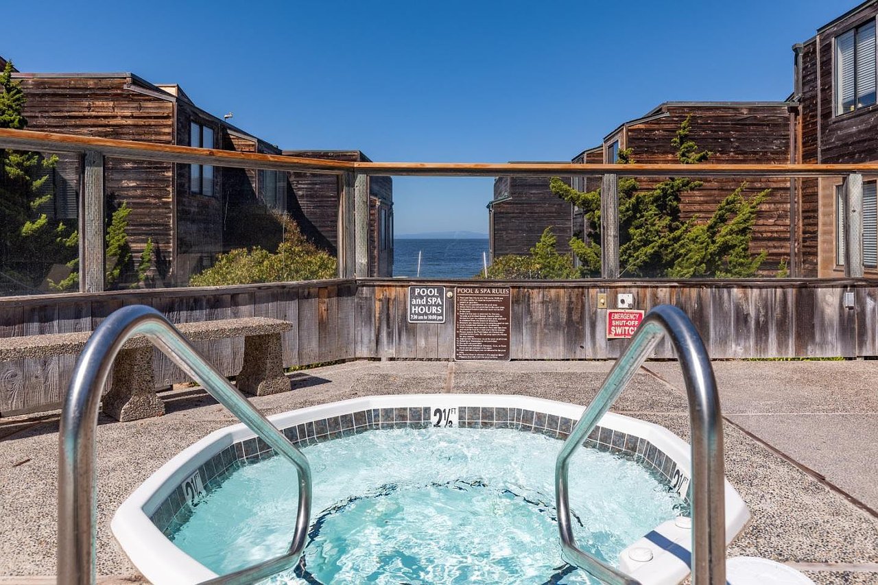 1 Surf Way APT 211