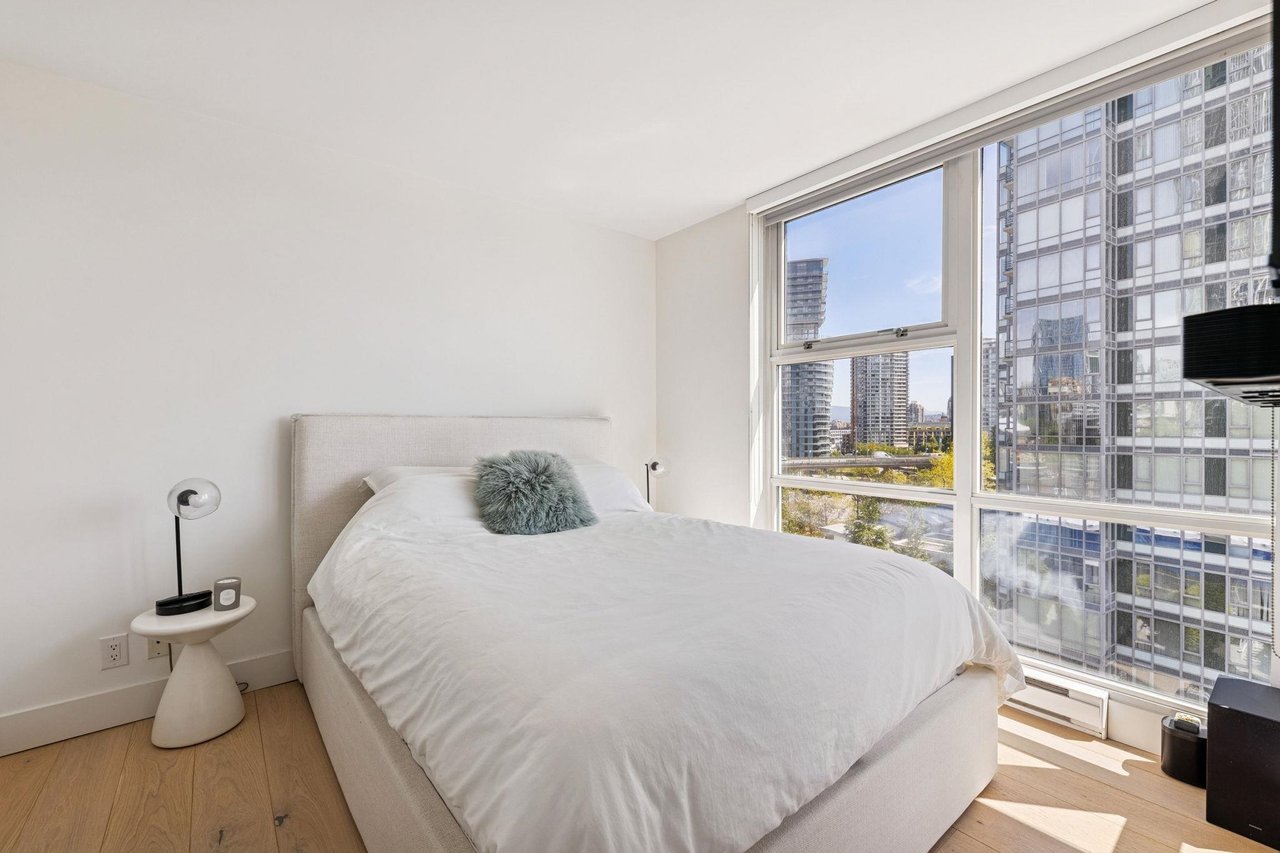 801-1077 Marinaside Cres