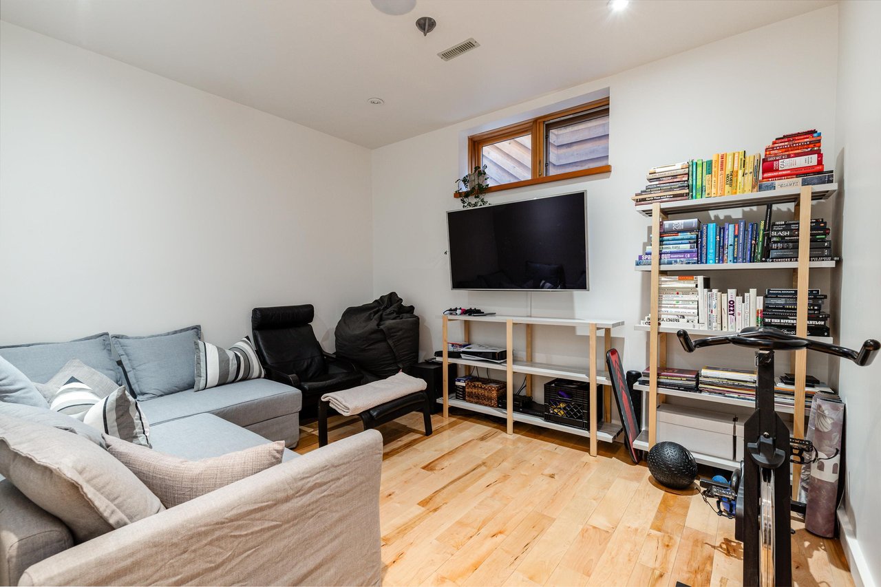 1054 Jay Cres