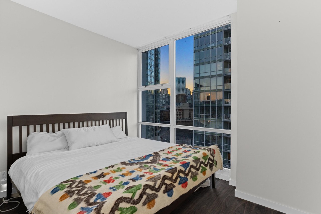 1003-1099 Marinaside Cres
