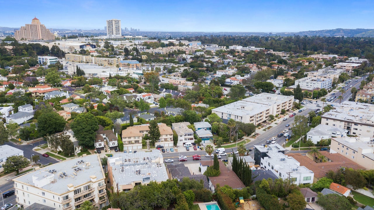 2121 S Beverly Glen